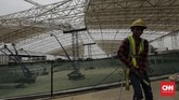 Pekerja menyelesaikan proyek Jakarta International Velodrome Rawamangun. Proyek itu ditarget akan rampung Juni 2018 dengan masa pekerjaan 26 bulan. (CNNIndonesia/Adhi Wicaksono)