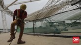 Seorang pekerja menyelesaikan proyek Jakarta International Velodrome Rawamangun. Konstruksi Velodrome ini sudah dimulai sejak Mei 2016. (CNNIndonesia/Adhi Wicaksono)