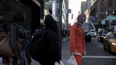 Seorang pria yang berpakaian badut seram berjalan-jalan di sekitar kawasan Times Square, Manhattan, Amerika Serikat. (REUTERS/Elizabeth Shafiroff)