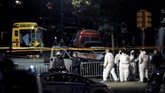Setelah menghantam bus, pelaku keluar dan mengacungkan dua senjata. Polisi kemudian menembaknya di bagian perut. (REUTERS/Andrew Kelly)