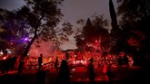 Orang-orang mengitari kawasan perumahan sambil mengenakan kostum seram dalam tradisi 'trick or treat' di Sierra Madre, California, Amerika Serikat. (REUTERS/Mario Anzuoni)