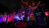 Ditambah tata lampu, dekorasi Halloween juga membuat rumah jadi bertambah seram. (REUTERS/Mario Anzuoni)