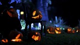 Tidak ketinggalan, hiasan labu oranye yang diukir wajah seram juga menjadi dekorasi Halloween setiap tahunnya. (REUTERS/Mario Anzuoni)