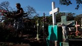 Day of the Dead atau Hari Orang Mati bagi masyarakat Meksiko bukan hanya momen liburan dan pesta seperti Halloween. Lebih dari itu, momen tersebut dimaknai sebagai penghormatan kepada Dewa Kematian dan pererat mereka yang masih menjalani kehidupan. (REUTERS/Oswaldo Rivas)