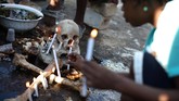 Namun bagi penganut voodoo, momen Hari Orang Mati berarti menjadi kesempatan untuk meminta bantuan dari alam gaib. (REUTERS/Andres Martinez Casares)
