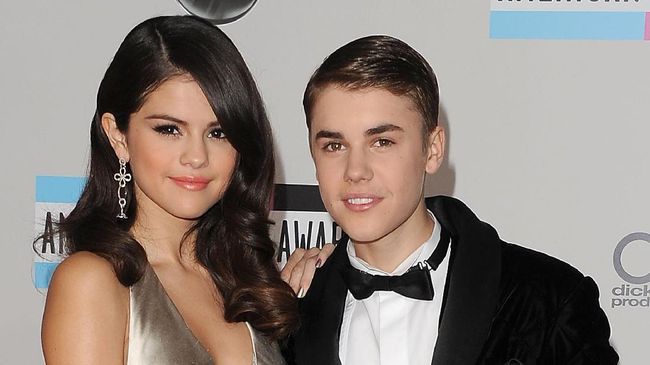 Selena Gomez Masih Menatapi Foto Lama bersama Justin Bieber