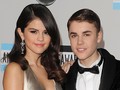 Selena Gomez Masih Menatapi Foto Lama bersama Justin Bieber