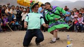 Sedangkan di Lima, Peru, Hari Orang Mati dirayakan dengan berdansa di pemakaman kerabat mereka, seperti yang dilakukan masyarakat Villa Maria del Triunfo ini. (REUTERS/Guadalupe Pardo)