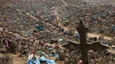 Perayaan Hari Orang Mati ini biasanya dimulai pada 1 November. Masyarakat biasa mendatangi pemakaman kerabat mereka untuk memulai memberikan doa kepada yang telah melewati kehidupan. (REUTERS/Guadalupe Pardo)
