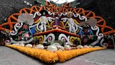 Selain mendatangi pemakaman dan mengenang mereka yang telah pergi dari kehidupan, Hari Orang Mati juga dirayakan dengan berbagai festival meriah pada 1-2 November. (AFP PHOTO / Yuri CORTEZ)