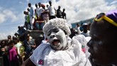 Perayaan festival Hari Orang Mati bukan cuma soal bunga dan iring-iringan, namun juga masyarakat mengenakan kostum yang mewakili sejumlah dewa dalam kepercayaan suku Aztec, seperti yang dilakukan masyarakat di Haiti, Amerika Tengah. (AFP PHOTO / HECTOR RETAMAL)