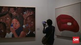 Setelah kemerdekaan, Museum MACAN mendeskripsikan seni Indonesia dalam babak ‘Pergulatan Seputar Bentuk dan Isi’. Seniman Indonesia dianggap masih mencari identitas artistik. Pada era ini para seniman banyak memberikan nilai universal, eksperimental dan kemasyarakatan. (CNN Indonesia/ Hesti Rika)