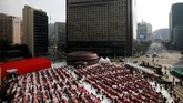 Sekitar 2.300 orang termasuk 400 orang asing berkumpul di kota Seoul, Korea Selatan untuk merayakan Seoul Kimchi Festival. (REUTERS/Kim Hong-Ji)