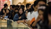 iPhone X juga dinanti oleh calon pembeli yang mengantri di Hong Kong. (AFP PHOTO / ANTHONY WALLACE)