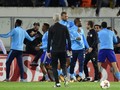 Evra Tendang Suporter Sendiri, Diusir Wasit Sebelum Laga