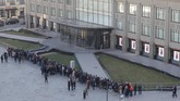 Selain di Singapura, antrian calon pembeli iPhone X juga terlihat di luar pusat perbelanjaan di Moscow, Rusia. (REUTERS/Tatyana Makeyeva)