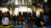 Sesuai tradisi, kemunculan ponsel pamungkas Apple kembali diantri oleh fanboy di Apple Store di Singapura, China, Jepang, hingga Jerman. (REUTERS/Edgar Su)