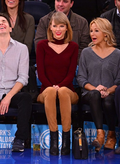 Taylor Swift Jual Baju yang Terinspirasi dari Kesalahan Fashionnya Taylor Swift Jual Baju yang Terinspirasi dari Kesalahan Fashionnya