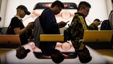 Layar dari tepi ke tepi, memberi beberapa dampak signifikan serta absennya tombol Home menjadi ciri khas utama iPhone X. (AFP PHOTO/ANTHONY WALLACE)