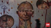 Ini merupakan lukisan karya Entang Wiharso yang berjudul Melt (2008) yang masuk dalam babak seni era globalisasi. Pengunjung tampak melintas di depan lukisan di atas kanvas yang terbuat dari akrilik, cat semprot, cat mobil, dan minyak itu. (CNN Indonesia/ Hesti Rika)