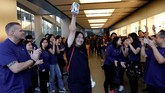Sala satu pembeli pertama iPhone X tampak bahagia saat meninggalkan Apple Store di beijing, China. (REUTERS/Damir Sagol)