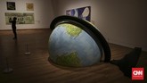 Karya Rudi Mantofani yang berjudul Dunia Jatuh ke Bumi replika globe yang menampilkan negara-negara di dunia. Karya ini menjadi koleksi yang berada di tengah museum dan ditempatkan antara masa Orde Baru-Orde Lama menuju era globalisasi. (CNN Indonesia/ Hesti Rika)