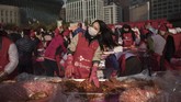 Sekitar 60 ton kimchi dipersiapkan selama Soul Kimchi Festival ke-4 dan akan digunakan untuk amal. (AFP PHOTO / Ed JONES)