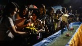 Seiring dengan festival-festival itu, masyarakat Thailand pun mulai bisa mengenakan busana warna-warni ceria. Setahun belakangan, mereka mengenakan busana hitam setiap hari. (AFP PHOTO / MADAREE TOHLALA)