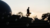 Diduga terkait lentera-lentera yang mengangkasa itu, maskapai Thai Airways International sampai membatalkan beberapa penerbangan Bangkok-Chiang Mai pada Jumat dan Sabtu (4/11) atas alasan keselamatan. (AFP PHOTO / Roberto SCHMIDT)