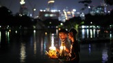 Thailand mulai berwarna. Setahun lalu, masyarakat Negeri Gajah Putih itu berduka karena kepergian Bhumibol Adulyadej. Banyak festival ditiadakan dengan alasan masa berkabung. (REUTERS/Athit Perawongmetha)