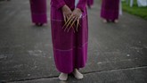 Festival Yi Peng juga dimeriahkan tari-tarian. Para penari memasang kuku nan lancip dan panjang di kesepuluh jaringa, lalu mengenakan busana tradisional. Itu dilakukan sebelum menerbangkan lentera, untuk menghormati Buddha. (AFP PHOTO / Roberto SCHMIDT)