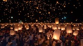 Kegiatan itu juga dikenal sebagai Festival Cahaya, karena langit Thailand akan dipenuhi pendar warna kuning dari api yang dinyalakan dari lentera. (AFP PHOTO / Reuben EASEY)
