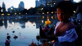 Keranjang kecil itu punya filosofi khusus. Menghanyutkan mereka seperti membuang nasib buruk dan meminta hal-hal baik selama festival. (REUTERS/Jorge Silva)