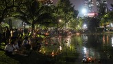Masa yang lebih berwarna di Thailand ini dimulai Senin (30/10) lalu, setelah sepekan sebelumnya masyarakat berduka mengantarkan Raja ke peristirahatan terakhir. (REUTERS/Athit Perawongmetha)