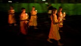 Salah satu festival kini kembali diadakan. Masyarakat merayakan Loy Krathong atau Festival Keranjang, Jumat (3/11). Festival itu membuat Thailand seakan menyala. (AFP PHOTO / Roberto SCHMIDT)