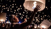 Bukan hanya merayakan itu, di daetah Chiang Mai masyarakat juga merayakan Festival Yi Peng, di mana mereka akan menyalakan lentera dan mengangkat serta menerbangkannya ke angkasa. (AFP PHOTO / Roberto SCHMIDT)
