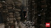 Seni instalasi karya I Made Djirna berjudul 'Unsung Heroes'. Selain diadakan di Gudang Sarinah, Jakarta Biennale juga digelar di dua museum dalam waktu bersamaan, yakni Museum Fatahillah serta Museum Seni Rupa dan Keramik di kawasan Kota Tua, Jakarta Barat.