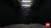 Seni instalasi karya Afrizal Malna yang berjudul 'A>L>A>RM'. Dalam instalasi ini, pengunjung bisa masuk ke dalam ruangannya yang bersuasana misterius.