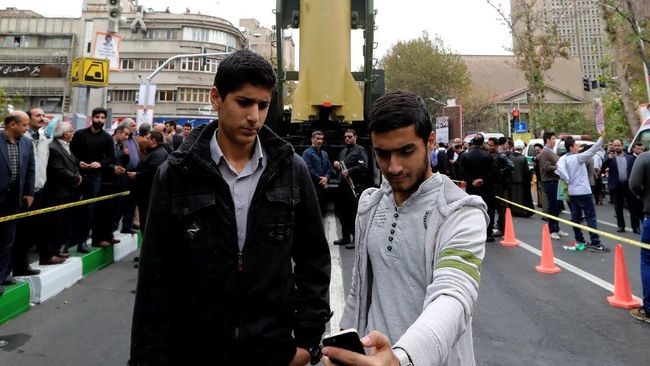 Peringati Penyanderaan di Kedubes AS, Iran Pamerkan Rudal