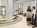 Trump Berpolitik, Melania Kunjungi ke Toko Mutiara di Ginza