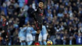 Winger Arsenal Alexis Sanchez hanya bisa diam ketika Manchester City mencetak gol. Kemenangan atas Arsenal membuat ManCity semakin kukuh di puncak klasemen dengan 31 poin, unggul delapan poin atas Manchester United. (Action Images via Reuters/Lee Smith)