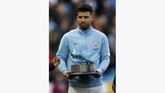 Sebuah upacara penghargaan digelar untuk Sergio Aguero sebelum pertandingan Manchester City melawan Arsenal setelah pemain asal Argentina itu menjadi pencetak gol terbanyak dalam sejarah klub ManCity. (Action Images via Reuters/Lee Smith)