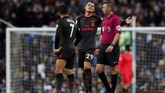 Gelandang Arsenal Granit Xhaka dan Alexis Sanchez melakukan protes kepada wasit Michael Oliver karena menganggap David Silva dalam posisi offside sebelum mengirim umpan ke Gabriel Jesus. (Action Images via Reuters/Lee Smith)