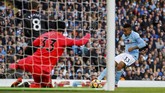 Kerja keras Arsenal untuk menyamakan kedudukan gagal terwujud setelah Gabriel Jesus mencetak gol ketiga Manchester City pada menit ke-74 setelah menerima umpan tarik David Silva. (REUTERS/Phil Noble)