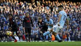 Sergio Aguero yang menjadi algojo penalti menjalankan tugasnya dengan sempurna dan membawa Manchester City unggul 2-0. (REUTERS/Phil Noble)