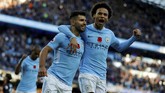 Sergio Aguero merayakan gol ke gawang Arsenal bersama Leroy Sane. Penyerang asal Argentina itu kini sudah mencetak 179 gol untuk Manchester City. (REUTERS/Phil Noble)