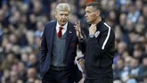 Manajer Arsenal, Arsene Wenger, melakukan protes ke wasit keempat Andre Marriner setelah Manchester City mencetak gol ketiga melalui Gabriel Jesus. (REUTERS/Phil Noble)