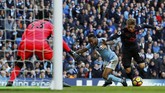 Manchester City mendapatkan penalti pada menit ke-50 setelah bek Arsenal Nacho Monreal menjatuhkan winger Manchester City Raheem Sterling. (REUTERS/Phil Noble)