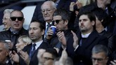 Pentolan band Oasis, Noel Gallagher, sedang minum sebelum pertandingan Manchester City melawan Arsenal di Stadion Etihad. (REUTERS/Phil Noble)