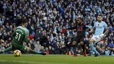 Arsenal menghidupkan peluang setelah Alexandre Lacazette mencetak gol untuk memperkecil kedudukan menjadi 2-1 pada menit ke-65. (Action Images via Reuters/Lee Smith).